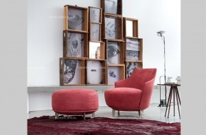 Мягкое дизайнерское кресло для отдыха Jammin с пуфом цвета жимолость пыльно-розового. Alberta Salotti, Италия