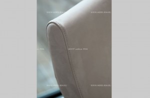 Дизайнерское вращающееся кресло Fender, фрагмент кожаной обивки. Alberta Salotti, Италия
