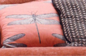 Диван Sorrentino пудрового-розового цвета, Италия (фрагмент: подушки со стрекозами и геометрическим орнаментом)