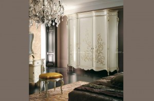 Белый гардеробный шкаф Versailles арт. 0225L в интерьере. BTC International, Италия