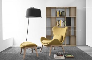 Ушастое дизайнерское кресло горчично-жёлтого цвета с оттоманкой Lazy. Calligaris, Италия