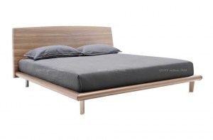 Современная итальянская кровать Dixie, Calligaris с деревянным изголовьем в отделке из натурального шпона и ножками из массива ясеня.