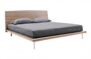 Современная итальянская кровать Dixie, Calligaris с деревянным изголовьем в отделке из натурального шпона и ножками из полированного алюминия.