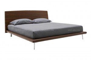Современная итальянская кровать Dixie, Calligaris с деревянным изголовьем в отделке из натурального шпона, тонированного в тёмно-коричневый цвет, и ножками из полрованного алюминия.