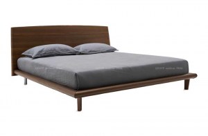 Современная итальянская кровать Dixie, Calligaris с деревянным изголовьем в отделке из натурального шпона и ножками из массива ясеня, тонированного в тёмно-коричневый цвет.
