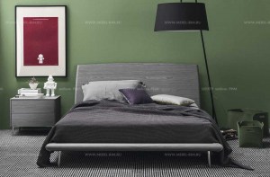 Совеременная итальянская кровать Dixie, Calligaris с деревянным изголовьем в отделке из натурального шпона, тоннированного в серый цвет, и ножками из полированного алюминия. Фото в интерьере.