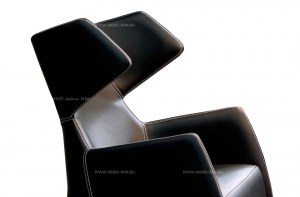 Тёмно-коричневое кожаное дизайнерское кресло Snob с высокой спинкой. Gamma International, Италия