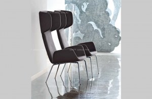 Дизайнерские ушастые кресла на высоких ножках Light E в серо-коричневой коже. Midj, Италия