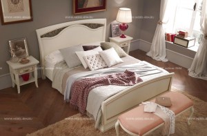 Итальянская кровать с деревянным  изголовьем  Palazzo Ducale laccato prama