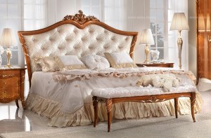 Итальянская кровать Vittoria с мягким изголовьем в деревянном резном обрамлении. Отделка орех. Пр-во Antonelli Moravio
