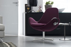 Дизайнерское лиловое кресло на стальной вращающейся опоре с крестовиной Electa. Calligars, Италия