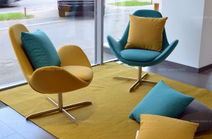 Дизайнерские кресла вращающиеся на центральной ноге Electa - горчично-жёлтое и бирюзовое. Calligars, Италия