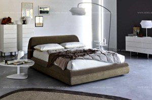 Итальянская кровать Supersoft, Calligaris в мягкой обивке кофейного цвета с контейнером. Фото 05