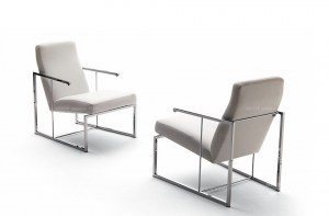 Дизайнерское кресло Dada в белой коже со стальными ножками и подлокотниками. Dema, Италия