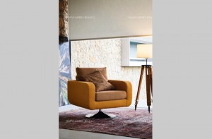 Вращающееся модерновое кресло Focus в рыжей обивке на центральной опоре. Ditre Italia, Италия