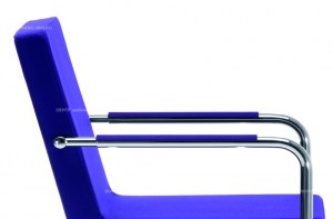 Дизайнерское фиолетовое кресло H5XL с хромированными ножками-полозьями (фрагмент 1). Midj, Италия