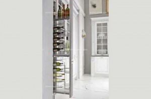 Фабрика Stosa Cucine. Классическая итальянская кухня Дольчевита, композиция 001, вид 10 из 11. Выдвижные пилястры шкафов.